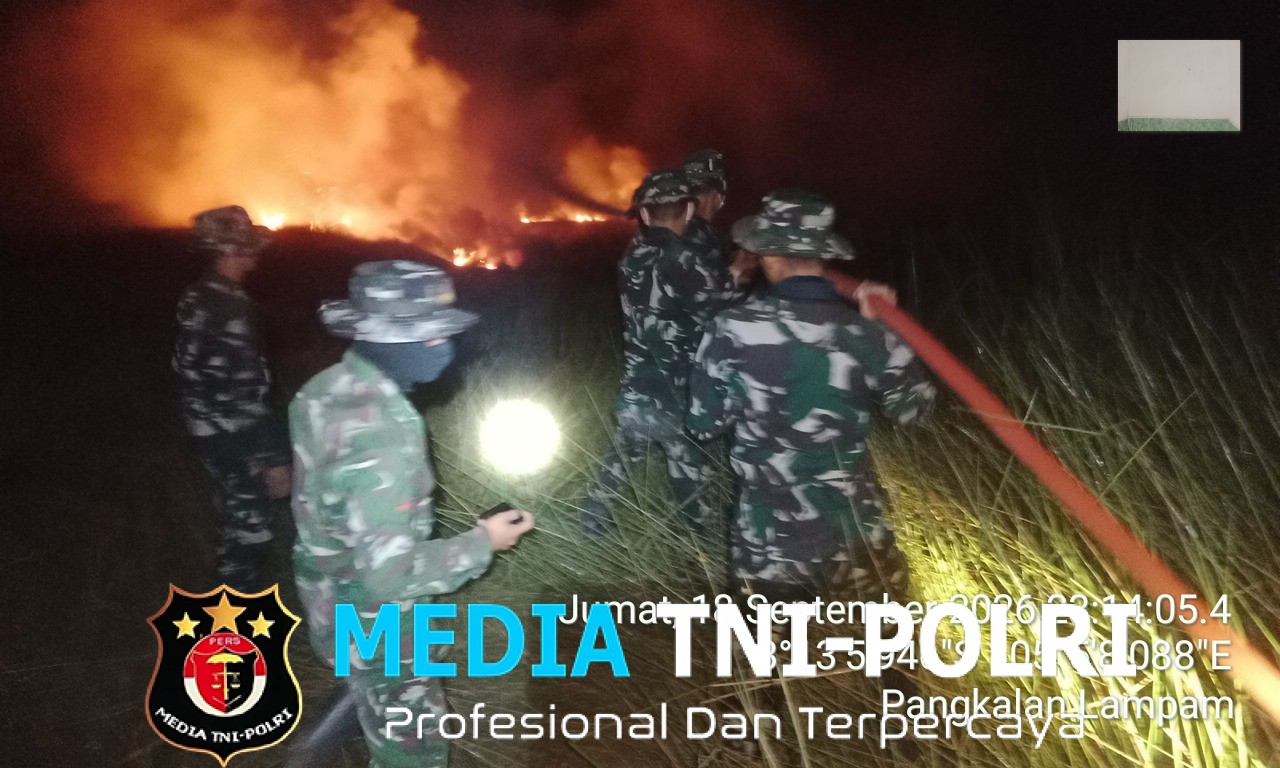 Pantang Kendor, Satgas Yonif 949 Bersama Koramil Pampangan Jinakkan Karhutla di Sungai Bungin