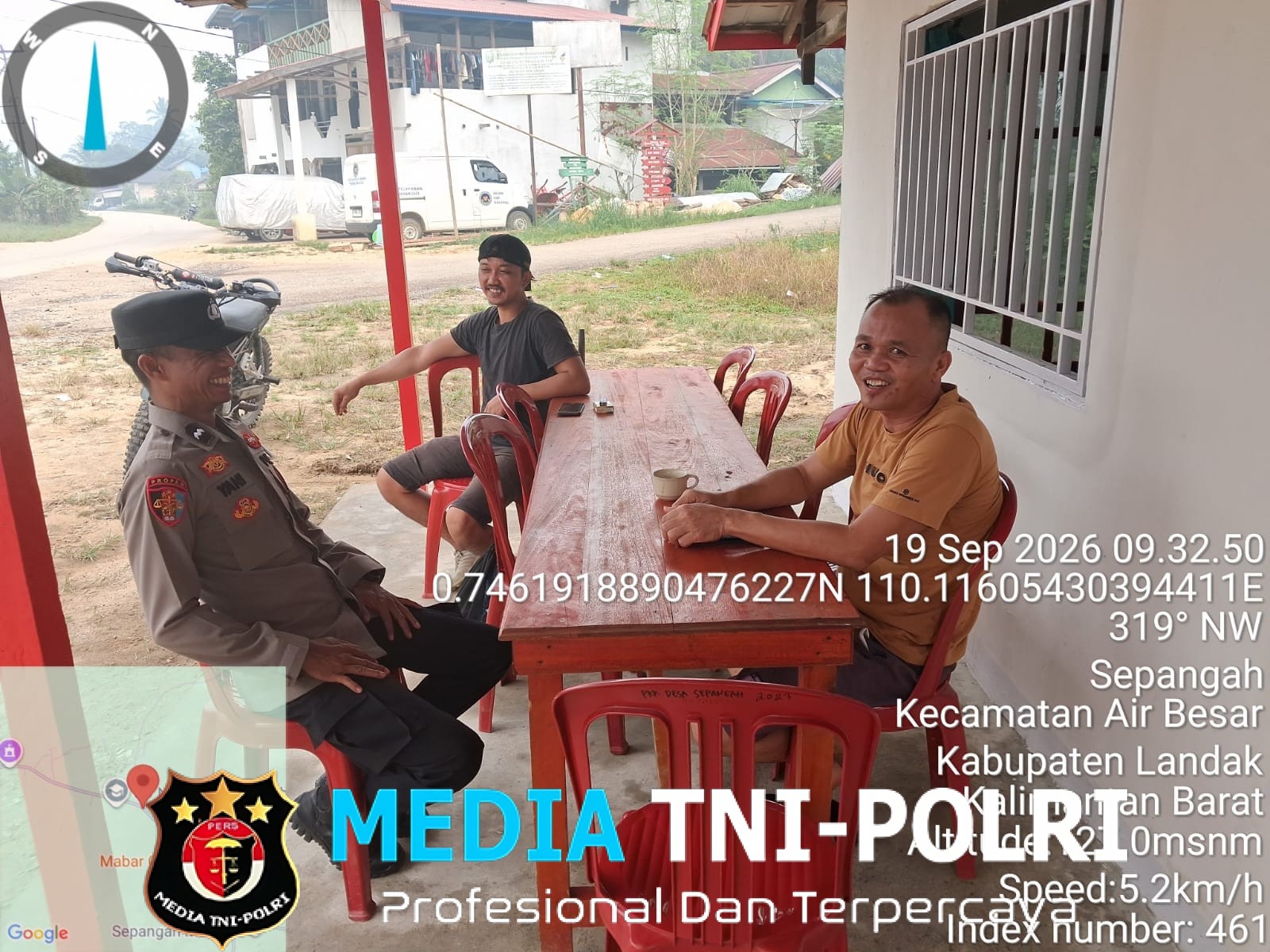 Di Tengah Patroli Siang, Polisi Air Besar Sapa Warga dan Ingatkan Bahaya Aksi Kejahatan