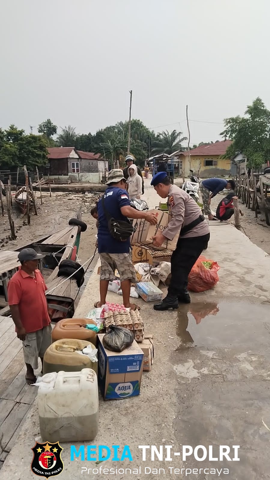 Patroli Sambang Nelayan, Satpolairud Polres Langkat Sampaikan Imbauan Waspada Cuaca Ekstrem