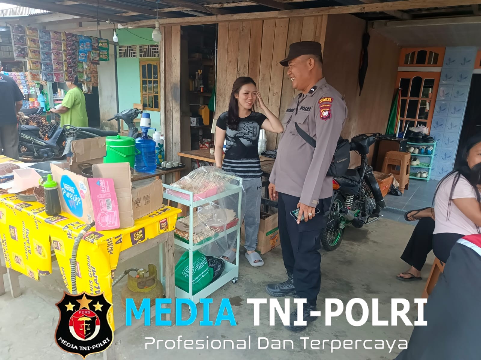 Ngobrol Santai Bersama Warga, Bhabinkamtibmas Subsektor Sompak Sampaikan Pesan Kamtibmas