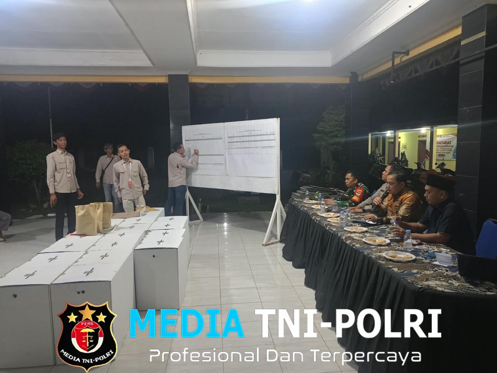 Polsek Setu Laksanakan Pelayanan Pengamanan Rapat Pleno Rekapitulasi Pilkades Desa Cibening