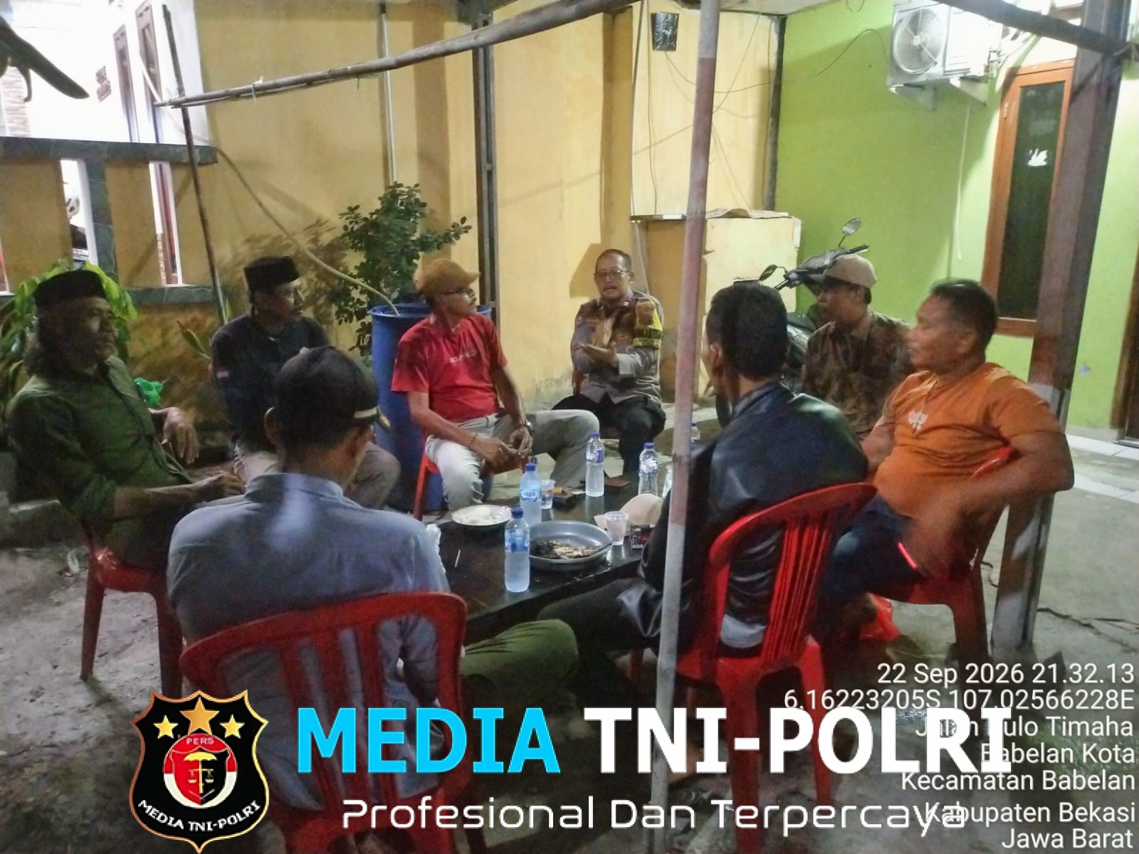 Bhabinkamtibmas Babelan Kota Sambangi Warga, Ajak Aktifkan Ronda Malam dan Awasi Anak