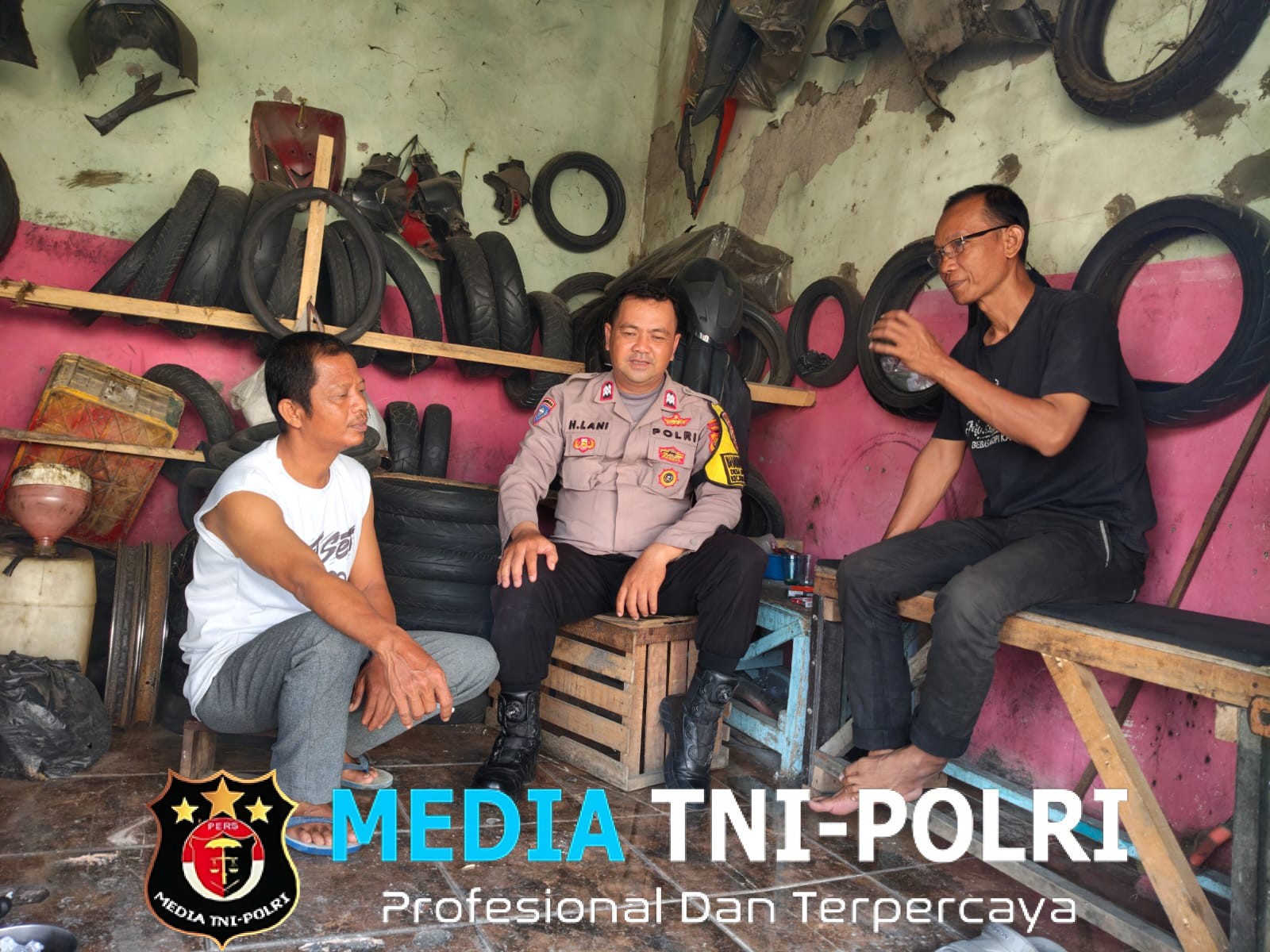Bhabinkamtibmas Polsek Kedungwaringin Sambangi Warga Bojongsari, Ajak Jaga Kamtibmas