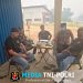 Duduk Santai Disambangi Polisi, Warga Landak Diingatkan Jangan Bakar Lahan Sembarangan!
