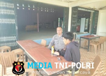 Polisi Sambangi Warga Saat Patroli Siang, Pesan Kamtibmas Disampaikan Secara Humanis