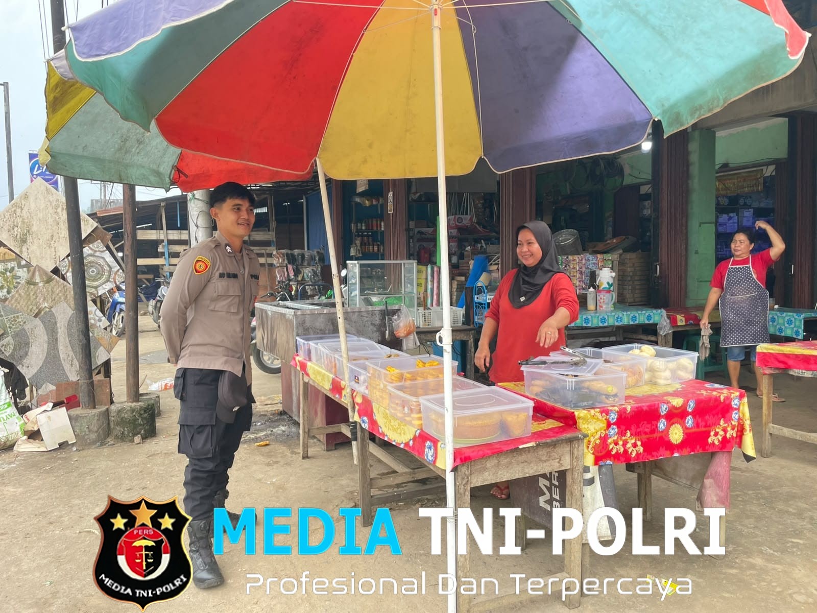 Polisi Sengah Temila Sambangi Penjual Kue, Ajak Warga Waspada Terhadap Aksi Kejahatan