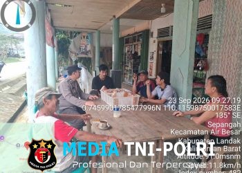 Di Tengah Patroli Siang, Polisi Air Besar Sempatkan Duduk dan Ngobrol Bersama Warga