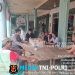 Di Tengah Patroli Siang, Polisi Air Besar Sempatkan Duduk dan Ngobrol Bersama Warga