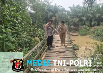 Polri Hadir Bersama Pemerintah Desa Cek Jembatan Rusak dan Lakukan Mitigasi Keselamatan Warga di Dusun Semugih