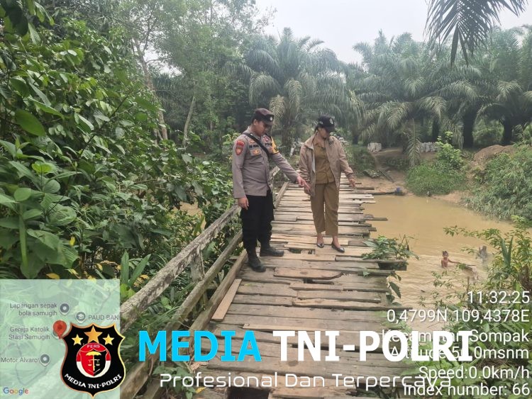 Polri Hadir Bersama Pemerintah Desa Cek Jembatan Rusak dan Lakukan Mitigasi Keselamatan Warga di Dusun Semugih