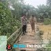 Polri Hadir Bersama Pemerintah Desa Cek Jembatan Rusak dan Lakukan Mitigasi Keselamatan Warga di Dusun Semugih