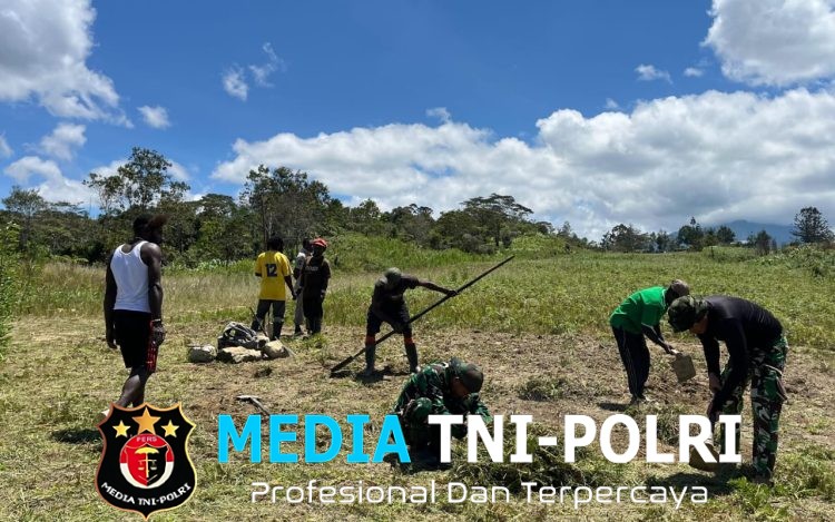 Satgas Pamtas Kewilayahan Yonif 645/GTY Bersama Masyarakat Eragayam Gelar Karya Bakti Bersihkan Lapangan Terbang