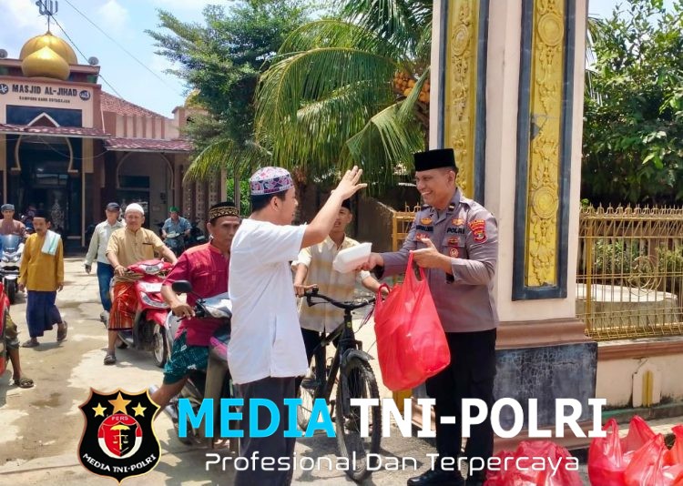 Wujud Kepedulian Polri, Polsek Punggur Kembali Gelar Jumat Berkah di Tengah Masyarakat