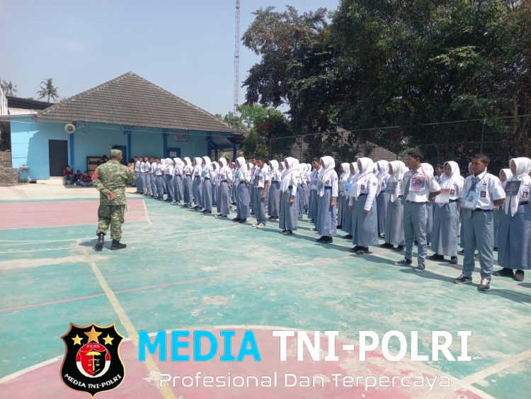 Tanamkan Jiwa Kepemimpinan Sejak Dini, Babinsa Sambi Ajak Pelajar Jauhi Bullying dan Narkoba