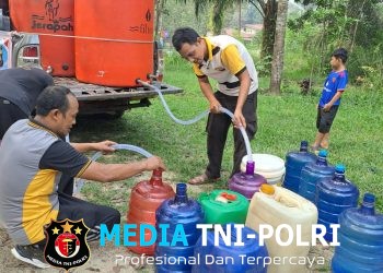 Setetes Kepedulian di Tengah Kemarau, Polsek Ngabang Salurkan Air Bersih untuk Warga