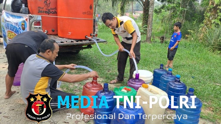 Setetes Kepedulian di Tengah Kemarau, Polsek Ngabang Salurkan Air Bersih untuk Warga