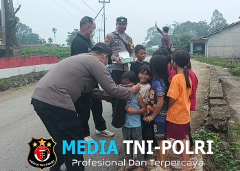 Perkuat Sinergitas Cegah Karhutla Kapolsek Mempawah Hulu Cek Posko dan Bagikan Masker Kepada Masyarakat