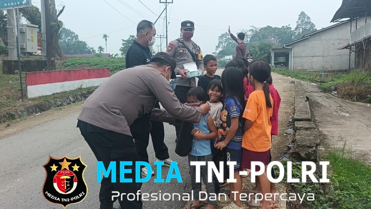 Perkuat Sinergitas Cegah Karhutla Kapolsek Mempawah Hulu Cek Posko dan Bagikan Masker Kepada Masyarakat