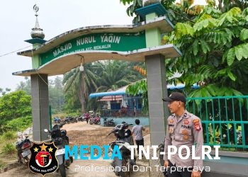 Polsek Menjalin Amankan Pelaksanaan Sholat Jumat di Masjid Nurul Yaqin