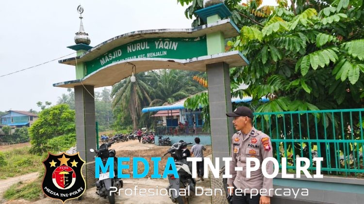 Polsek Menjalin Amankan Pelaksanaan Sholat Jumat di Masjid Nurul Yaqin