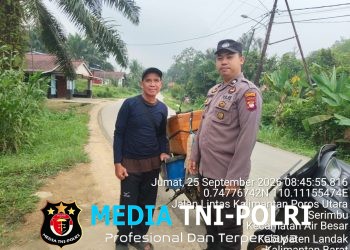 Di Tengah Patroli Siang, Polisi Air Besar Sapa Penjual Ikan dan Ingatkan Pentingnya Kewaspadaan