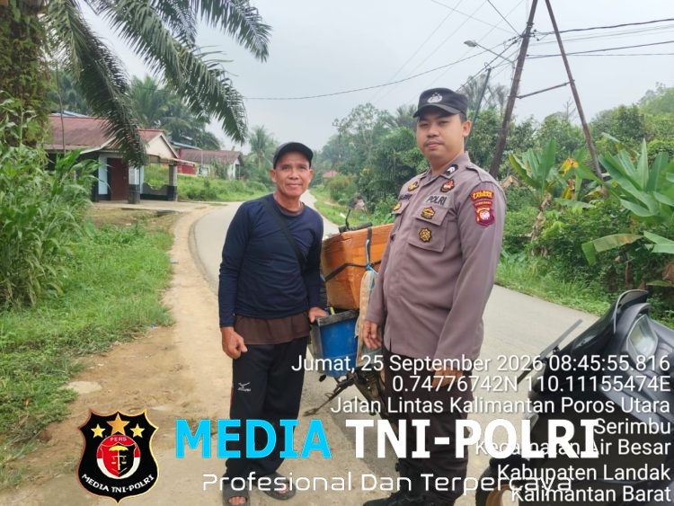 Di Tengah Patroli Siang, Polisi Air Besar Sapa Penjual Ikan dan Ingatkan Pentingnya Kewaspadaan