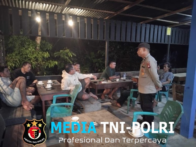 Warga Sedang Bersantai di Kafe Disambangi Polisi Saat Patroli Malam, Imbau Waspadai Tindak Kejahatan