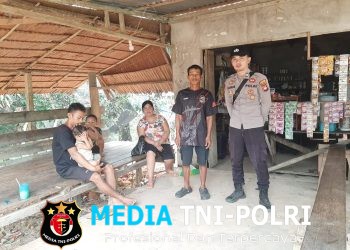 Warga Disapa, Kejahatan Diantisipasi! Patroli Siang Polsek Mandor Perkuat Kamtibmas