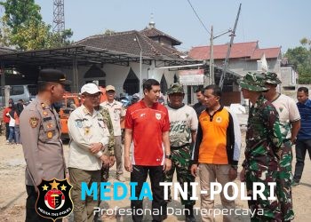 Hadapi Musim Penghujan Yonif TP 449/Satria Honggopati Bersihkan Anak Sungai Tegalrejo Watubonang
