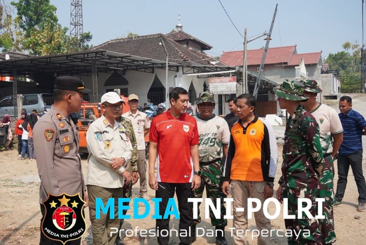 Hadapi Musim Penghujan Yonif TP 449/Satria Honggopati Bersihkan Anak Sungai Tegalrejo Watubonang