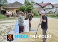 Wujud Kepedulian Nyata, Babinsa Koramil 06/Samudera Bantu Warga Menjemur Padi