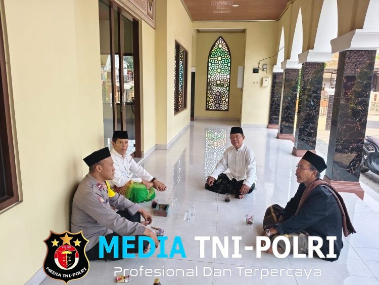 Safari Jumat, Bhabinkamtibmas Sindangjaya Pererat Silaturahmi dengan Masyarakat