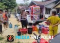 Polres Landak Salurkan 2.500 Liter Air Bersih ke Warga Desa Raja, 90 Orang Terima Manfaat