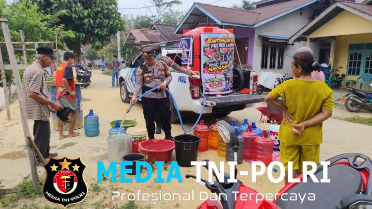Polres Landak Salurkan 2.500 Liter Air Bersih ke Warga Desa Raja, 90 Orang Terima Manfaat