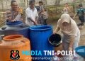 Bhabinkamtibmas Polsek Serang Baru Dampingi Penyaluran 5.000 Liter Air Bersih untuk Warga Nagacipta