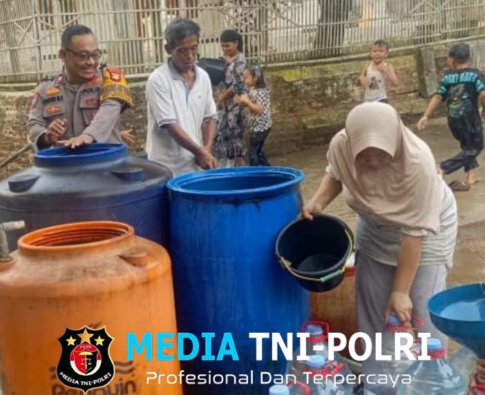 Bhabinkamtibmas Polsek Serang Baru Dampingi Penyaluran 5.000 Liter Air Bersih untuk Warga Nagacipta
