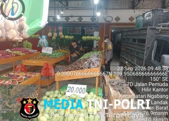 Tak Kenal Libur! Bhabinkamtibmas Polsek Ngabang Sambangi Pedagang Buah, Ingatkan Waspada Kejahatan