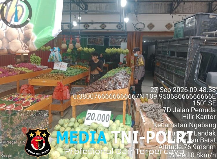 Tak Kenal Libur! Bhabinkamtibmas Polsek Ngabang Sambangi Pedagang Buah, Ingatkan Waspada Kejahatan