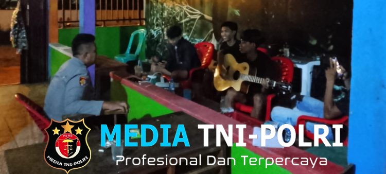 Alunan Gitar Terhenti Sejenak, Polisi Sambangi Remaja di Kafe Saat Patroli Malam Minggu