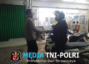 Malam Hari Polisi Sambangi Warga di Mandor, Pesan Kamtibmas Disampaikan Langsung