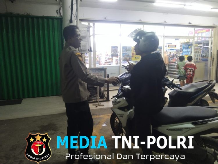 Malam Hari Polisi Sambangi Warga di Mandor, Pesan Kamtibmas Disampaikan Langsung