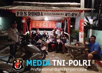 Bhabinkamtibmas Cek Ronda Malam di Desa Kembang Tanjung, Pastikan Kamtibmas Tetap Kondusif