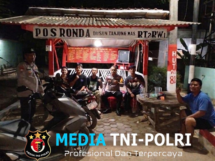 Bhabinkamtibmas Cek Ronda Malam di Desa Kembang Tanjung, Pastikan Kamtibmas Tetap Kondusif