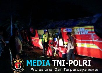 Anggota Sat Lantas Polres Mesuji Evakuasi Korban Laka Lantas Tunggal, 3 Orang Meninggal Dunia