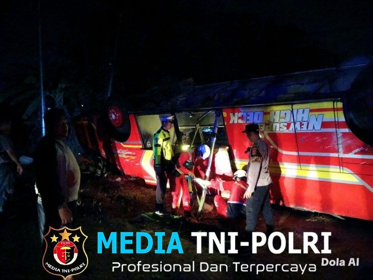 Anggota Sat Lantas Polres Mesuji Evakuasi Korban Laka Lantas Tunggal, 3 Orang Meninggal Dunia