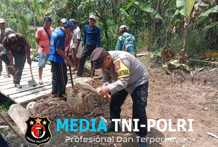 Bhabinkamtibmas Polsek Pugung Bersama Warga Gotong Royong Perbaiki Jembatan dan Lebarkan Jalan