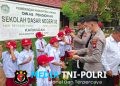 Senyum Ceria Siswa SDN 03 Karangan Sambut Kepedulian Polres Landak melalui Bantuan Seragam Sekolah