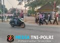 Yanmas Pagi Polsek Pebayuran, Personel Atur Lalu Lintas di Depan SMAN 1 Pebayuran