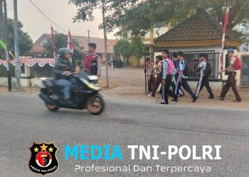 Yanmas Pagi Polsek Pebayuran, Personel Atur Lalu Lintas di Depan SMAN 1 Pebayuran