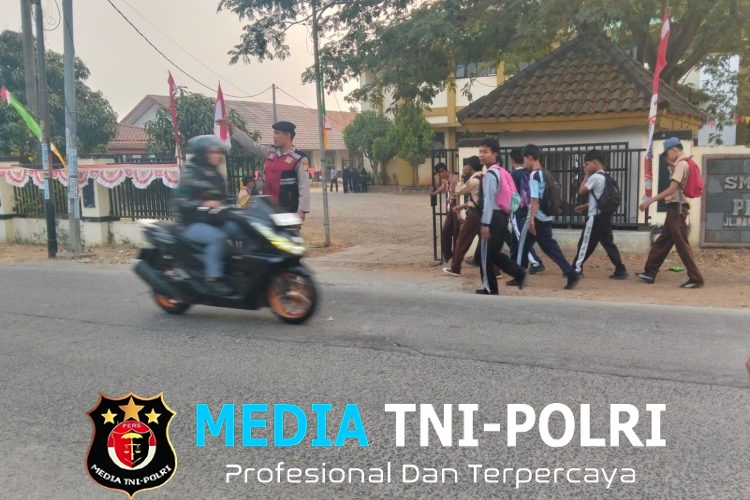 Yanmas Pagi Polsek Pebayuran, Personel Atur Lalu Lintas di Depan SMAN 1 Pebayuran